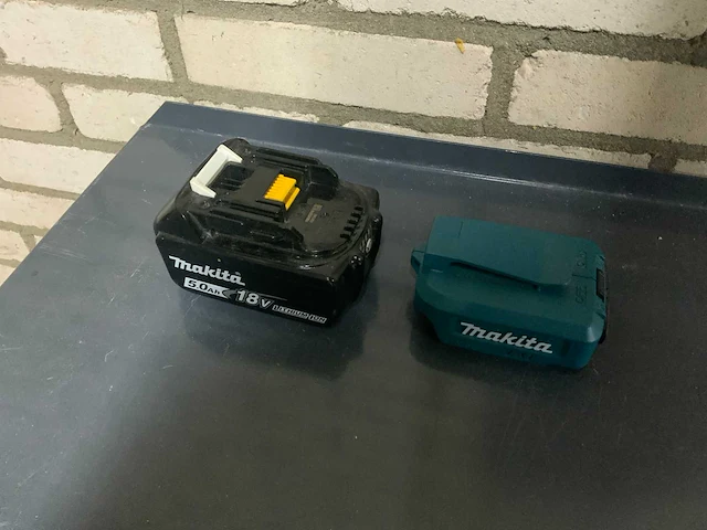 Usb oplader met 5ah makita 18v accu - afbeelding 1 van  2