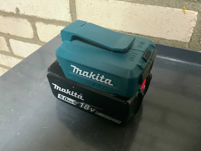 Usb oplader met 5ah makita 18v accu - afbeelding 2 van  2