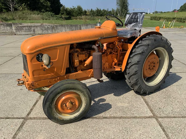 V71 tweewielaangedreven landbouwtractor - afbeelding 1 van  9