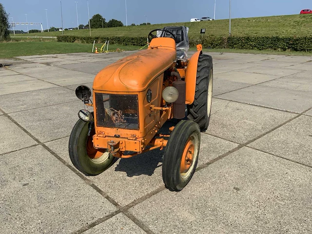V71 tweewielaangedreven landbouwtractor - afbeelding 2 van  9