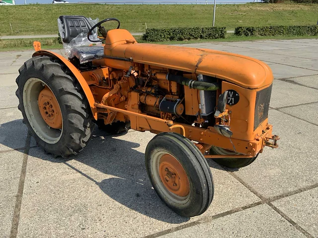 V71 tweewielaangedreven landbouwtractor - afbeelding 3 van  9