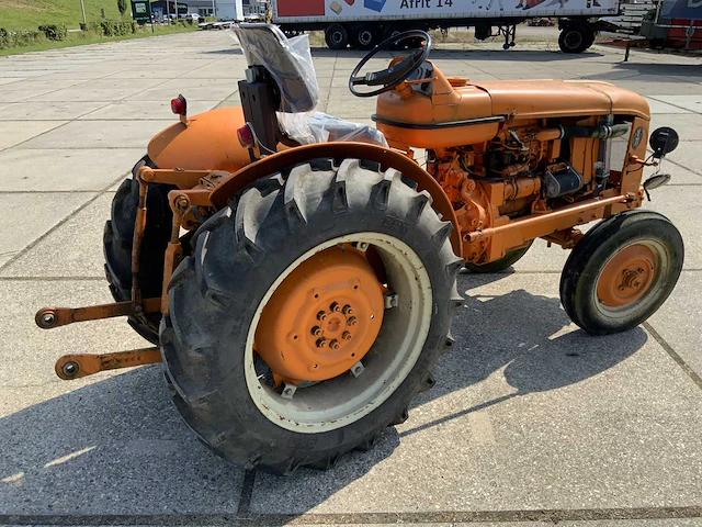 V71 tweewielaangedreven landbouwtractor - afbeelding 4 van  9