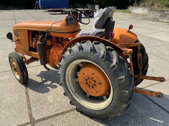 V71 tweewielaangedreven landbouwtractor - afbeelding 6 van  9
