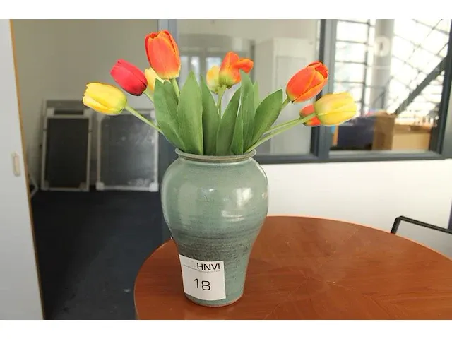 Vaas 24 cm. met kunsttulpen. - afbeelding 1 van  1