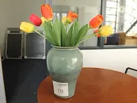 Vaas 24 cm. met kunsttulpen. - afbeelding 1 van  1