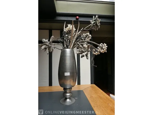 Vaas met decoratie bloemstuk - afbeelding 1 van  3