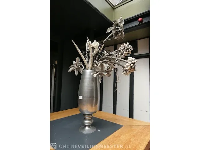 Vaas met decoratie bloemstuk - afbeelding 2 van  3