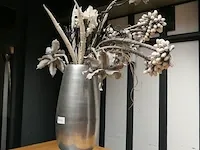 Vaas met decoratie bloemstuk - afbeelding 2 van  3