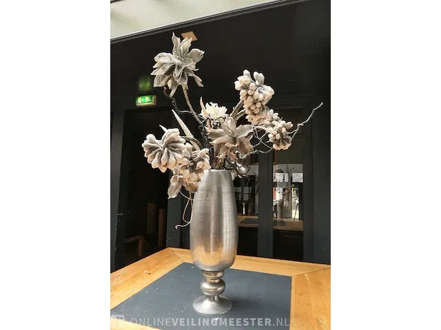 Vaas met decoratie bloemstuk - afbeelding 3 van  3