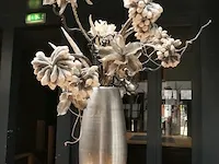 Vaas met decoratie bloemstuk - afbeelding 3 van  3