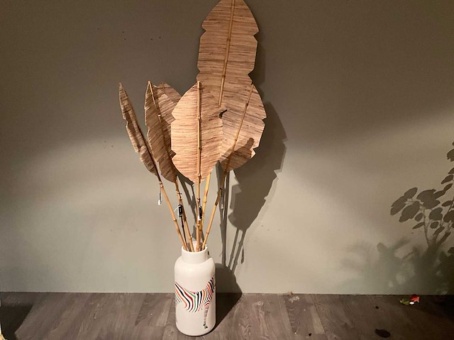 Vaas met decoratie - afbeelding 1 van  4