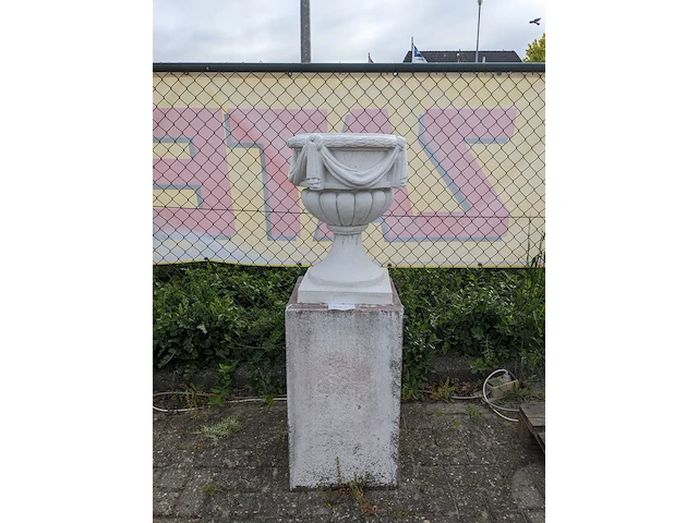 Vaas op sokkel - afbeelding 1 van  9