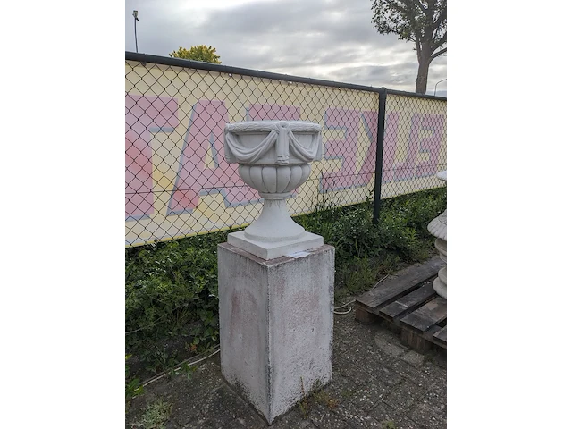 Vaas op sokkel - afbeelding 2 van  9
