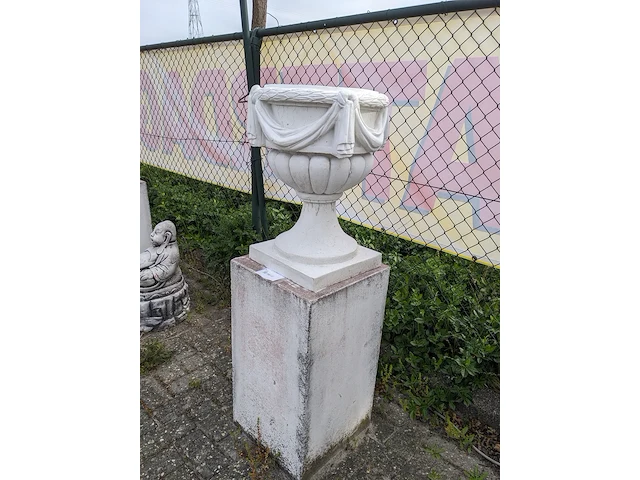 Vaas op sokkel - afbeelding 9 van  9