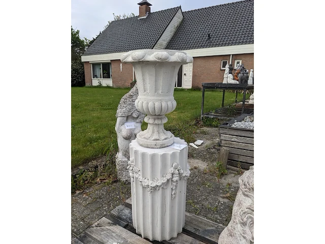 Vaas op sokkel - afbeelding 1 van  7