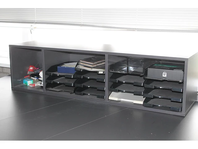 Vakkenkast inclusief brievenbakjes en kantoormaterialen. afmeting 140 x 38 x 37 cm - afbeelding 1 van  2