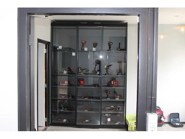 Vakkenkast met drie aluminium schuifdeuren met glas en ingebouwde verlichting. 183 x 48 x 263 cm - afbeelding 1 van  4