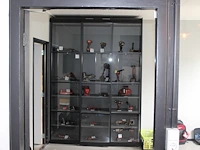Vakkenkast met drie aluminium schuifdeuren met glas en ingebouwde verlichting. 183 x 48 x 263 cm - afbeelding 1 van  4