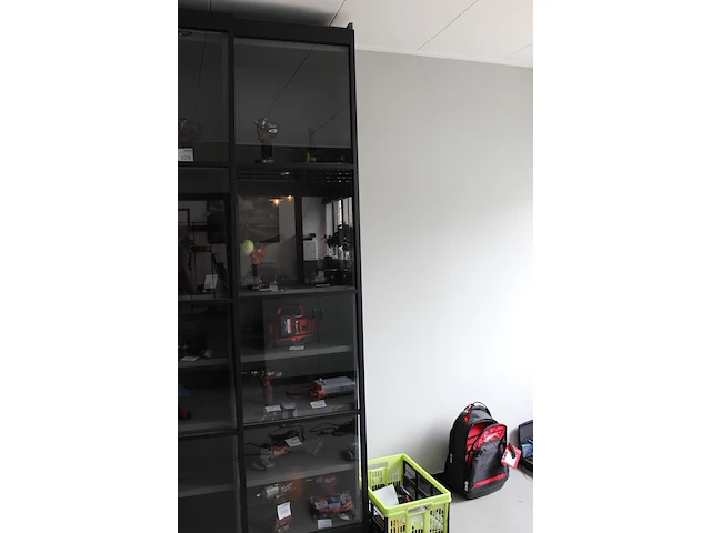 Vakkenkast met drie aluminium schuifdeuren met glas en ingebouwde verlichting. 183 x 48 x 263 cm - afbeelding 2 van  4