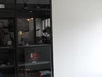 Vakkenkast met drie aluminium schuifdeuren met glas en ingebouwde verlichting. 183 x 48 x 263 cm - afbeelding 2 van  4