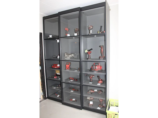 Vakkenkast met drie aluminium schuifdeuren met glas en ingebouwde verlichting. 183 x 48 x 263 cm - afbeelding 3 van  4