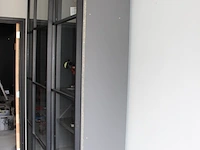 Vakkenkast met drie aluminium schuifdeuren met glas en ingebouwde verlichting. 183 x 48 x 263 cm - afbeelding 4 van  4