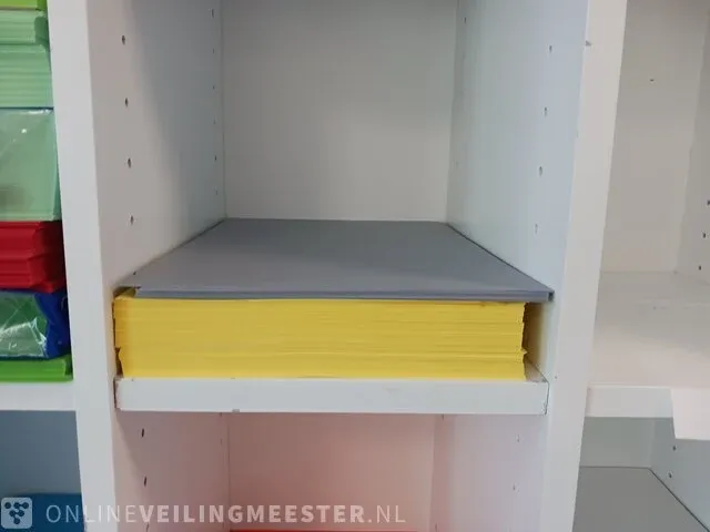 Vakkenkast met inhoud - afbeelding 43 van  54