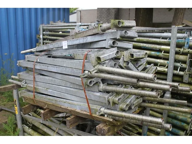 Valbeveiligings-steunen / -rekken op pallet, 28 stuks - afbeelding 1 van  3