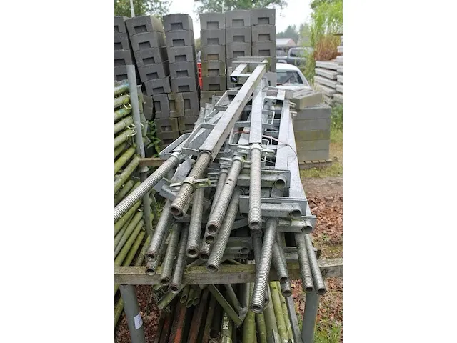 Valbeveiligings-steunen / -rekken op pallet, 28 stuks - afbeelding 2 van  3