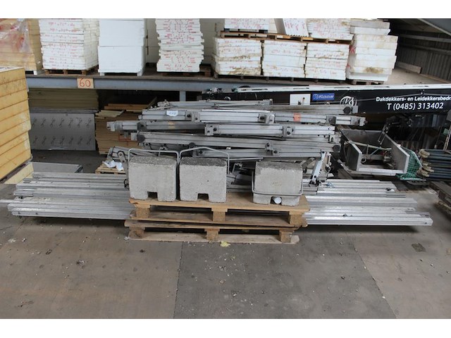 Valbeveiligingsmaterialen alprokon w.o. steunen en railing. - afbeelding 1 van  2