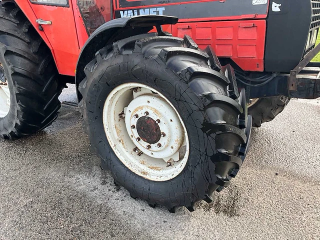 Valmet 805 vierwielaangedreven landbouwtractor - afbeelding 16 van  33