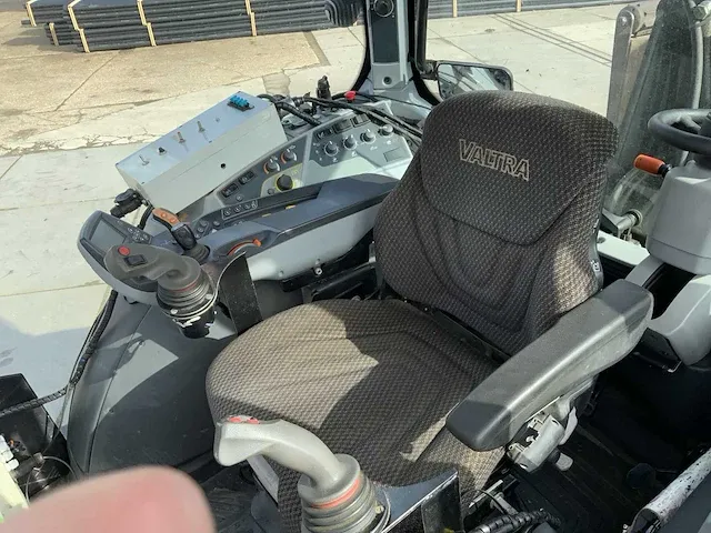 Valtra t-series / t214 dac24 5 vierwielaangedreven landbouwtractor combinatie - afbeelding 3 van  18