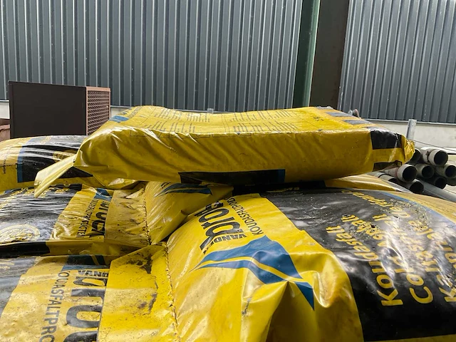 Van den broek koud asfalt reparatie à 25kg (35x) - afbeelding 3 van  4