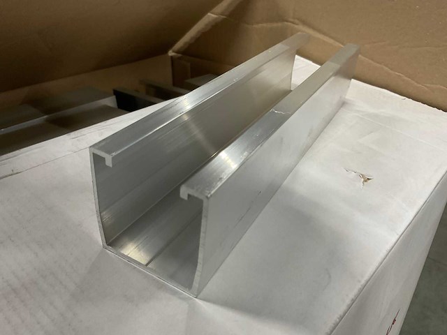 Van der valk - aluminium profiel tbv stalen golfplaten lengte 220 mm (300x) - afbeelding 2 van  4