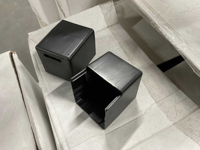 Van der valk - circa 500 stuks kunststof eindkappen - afbeelding 2 van  4