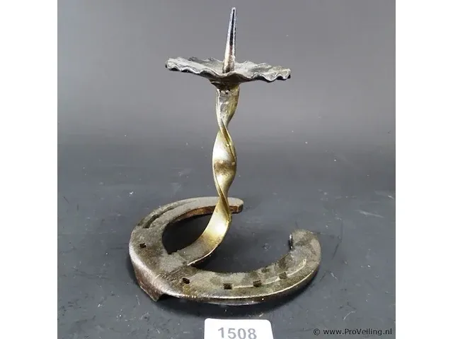 Van hoefijzer gemaakte ijzeren kandelaar - afbeelding 1 van  5