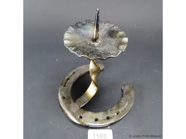 Van hoefijzer gemaakte ijzeren kandelaar - afbeelding 2 van  5