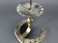 Van hoefijzer gemaakte ijzeren kandelaar - afbeelding 2 van  5