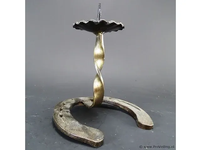 Van hoefijzer gemaakte ijzeren kandelaar - afbeelding 3 van  5