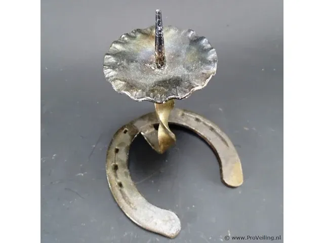 Van hoefijzer gemaakte ijzeren kandelaar - afbeelding 4 van  5