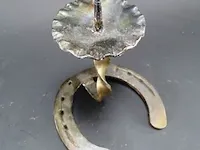 Van hoefijzer gemaakte ijzeren kandelaar - afbeelding 4 van  5