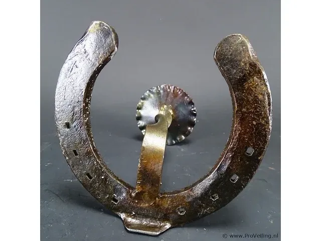 Van hoefijzer gemaakte ijzeren kandelaar - afbeelding 5 van  5