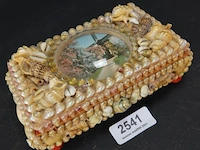 Van schelpen vervaardigde dekseldoos - afbeelding 3 van  5