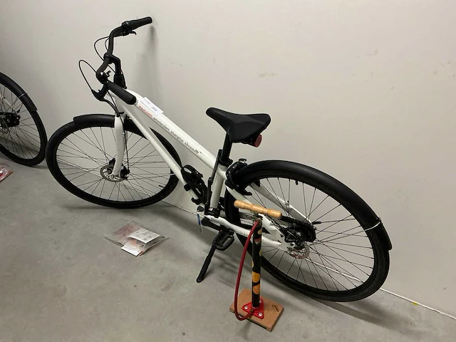 Vanmoof - damesfiets - afbeelding 1 van  11