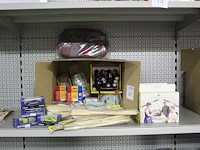 Variatiedoos met o.s. mini auto's, houten keukenlepels, zaklampen, tape en tasje - afbeelding 1 van  2