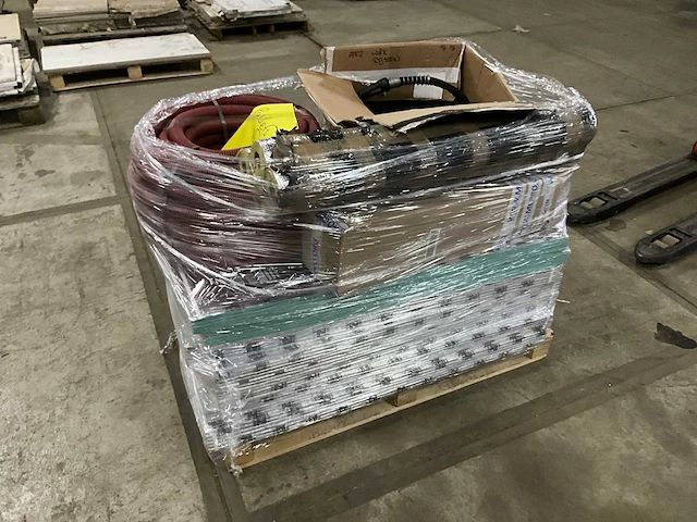 Various contractor materials - afbeelding 1 van  9