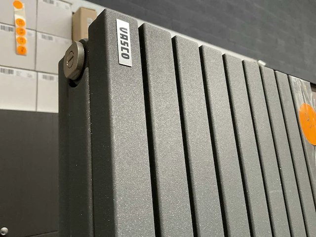 Vasco designradiator 30x182 cm - afbeelding 1 van  4