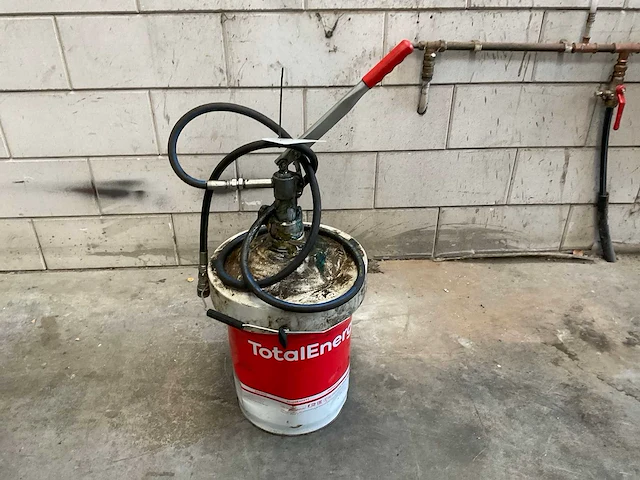 Vat totalenergies cma3ka smeervet met handpomp - afbeelding 1 van  2