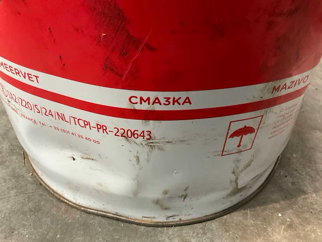 Vat totalenergies cma3ka smeervet met handpomp - afbeelding 2 van  2