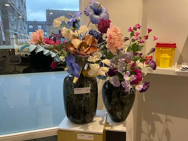 Vazen met deco bloemen - afbeelding 1 van  5